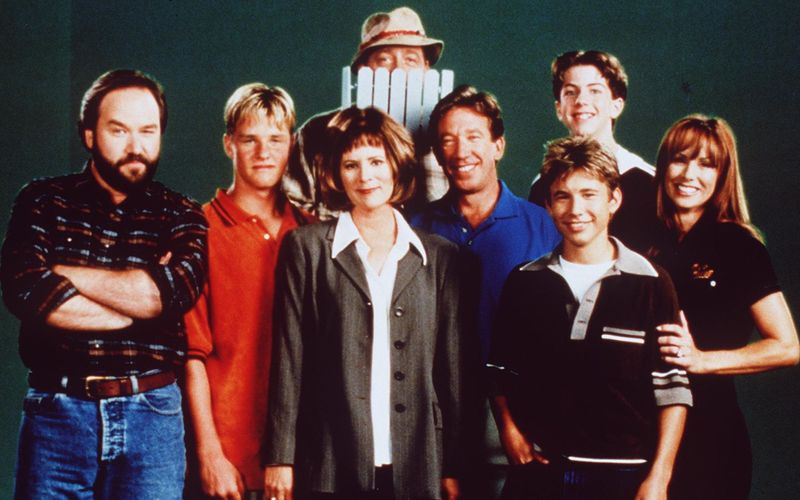 Eine der beliebtesten Sitcoms der 90er-Jahre: In "Hör mal, wer da hämmert" (1991-1999) drehte sich alles um den TV-Moderator und selbsternannten Heimwerkerkönig Tim Taylor (Tim Allen, fünfter von links), der seine Kollegen und seine Familie immer wieder mit seinen unzureichenden handwerklichen Fähigkeiten zur Verzweiflung bringt. Die Galerie zeigt, was aus den Stars der Serie wurde ...