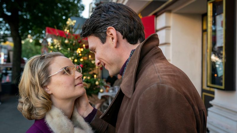 Ein Großstadt-Heimatfilm? Im ZDF-Dreiteiler "Ku'damm 63" schaut Joachim (Sabin Tambrea) seiner Frau Monika (Sonja Gerhardt) auf der Westberliner Prachtstraße glücklich und tief in die Augen. Tatsächlich gibt es im dritten ZDF-Dreiteiler um die Familie Schöllack wieder viele "zwischenmenschliche" Probleme - geschickt eingebettet in Historie. 