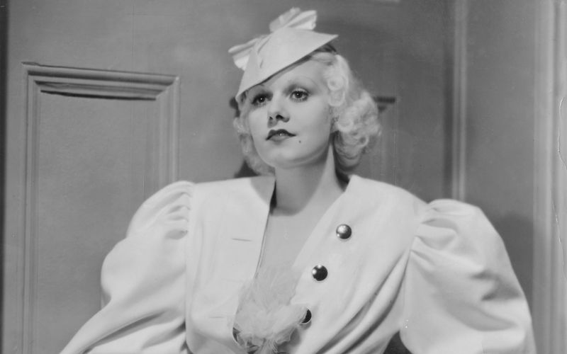 Sie wurde "The Blonde Bombshell" genannt: Jean Harlow, die Urmutter der Leinwand-Sexbomben. Doch die Schauspielerin wurde nur 26 Jahre alt. Während der Dreharbeiten zu "Saratoga" 1937 verstarb sie plötzlich an den Folgen von Nierenversagen.