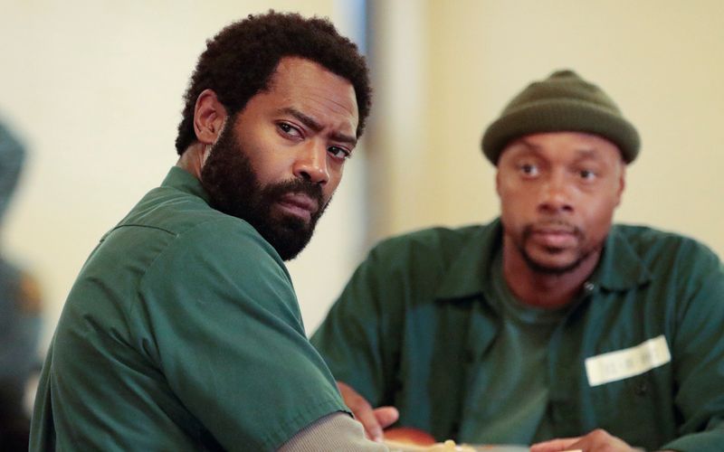 In der ersten Staffel der US-Serie "For Life" spielt Nicholas Pinnock (links) den zu Unrecht verurteilten Aaron Wallace. Aarons bester Freund Jamal Bishop (Dorian Missick) hilft ihm, die Zeit im Gefängnis zu überstehen.