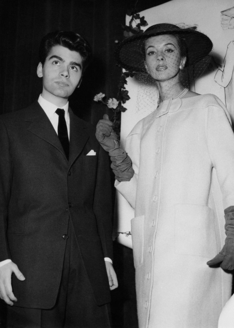 Dieses Bild aus dem Dezember 1954 zeigt Lagerfeld nach dem Triumph bei einer Modeschau. Das Stilbewusstsein sieht man ihm bereits an. Trotzdem: Hätten Sie ihn erkannt?