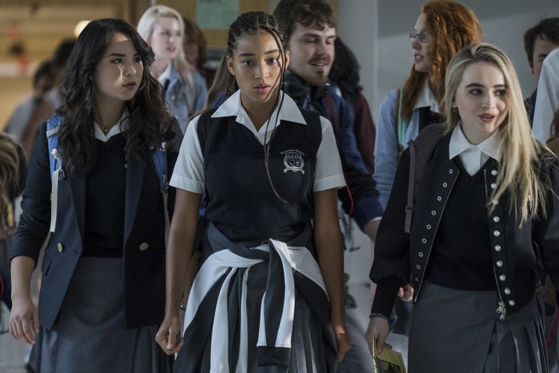 Starr (Amandla Stenberg, Mitte) besucht eine Schule im reichen Nachbarviertel, wo sie nur weiße Freunde wie Maya (Megan Lawless, links) und Hailey (Sabrina Carpenter) hat. 