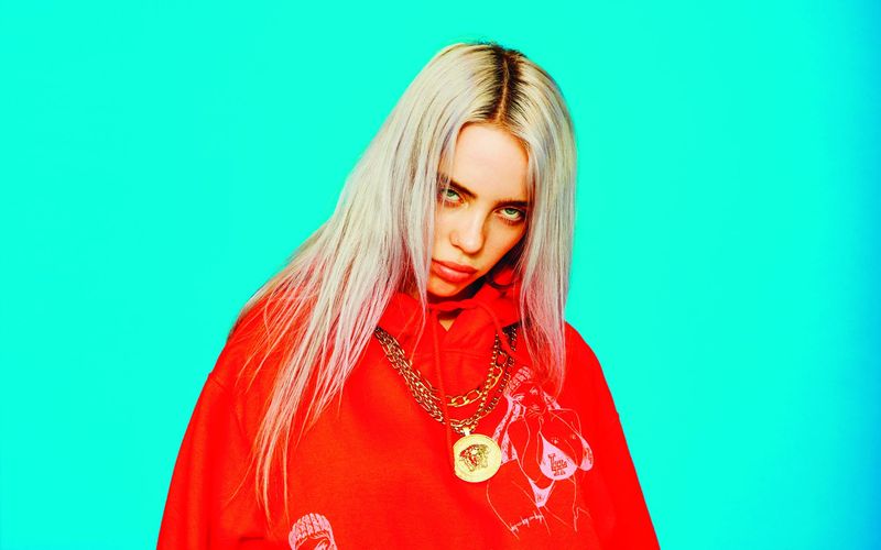 Sie wusste offenbar schon früh, wo die Reise hingehen soll: Nach eigenen Angaben schrieb Billie Eilish mit elf Jahren ihre ersten Songs. Mit 15 veröffentlichte sie dann die ersten Titel ("She's Broken", "Fingers Crossed", "Ocean Eyes") bei Soundcloud. Binnen kürzester Zeit sammelte sie Klicks im hohen sechsstelligen Bereich.