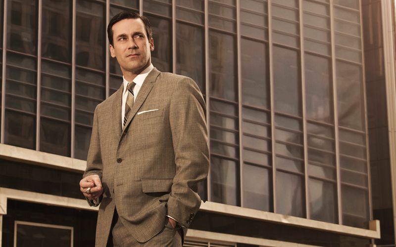 Er ist Frauenheld und Familienvater, Kettenraucher und Whiskeytrinker und nicht zuletzt Star einer Werbeagentur in den 60er-Jahren: Don Draper aus "Mad Men" ist eine Ikone des Serien-Fernsehens. Hauptdarsteller Jon Hamm wurde für seine Rolle sowohl mit dem Emmy (2015) als auch mit dem Golden Globe (2008, 2016) ausgezeichnet.