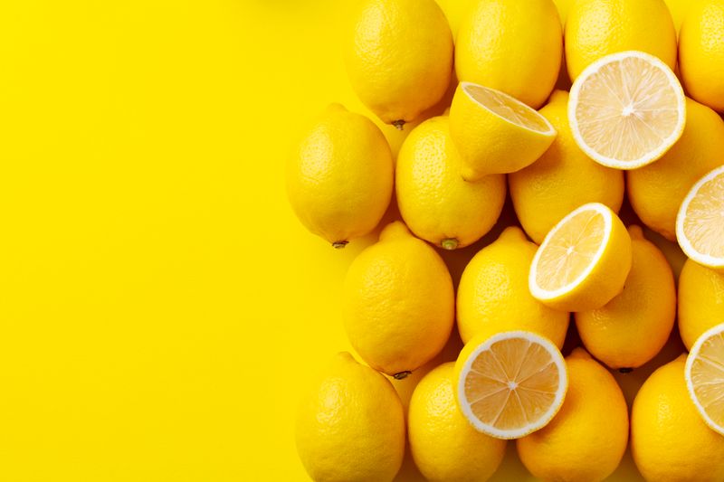 Zitronen liefern nicht nur jede Menge Vitamin C, sondern enthalten ebenso wertvolle Mineralien wie etwa Kalium, welches die Funktion von Nerven, Herz und Muskeln unterstützt. Doch Zitronen liefern nicht nur einen gesundheitlichen Beitrag oder dienen als Würzmittel in der Küche. Denn auch als natürliche Zutat in DIY-Kosmetik sowie als Hygiene- und Putzmittel sind sie wahre Multitalente.