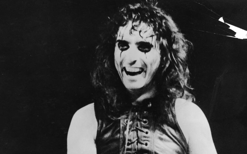 Die Karriere als großer Rockstar hatte Alice Cooper (hier im Jahr 1971) schon fest im Blick, als es Alice Cooper noch gar nicht gab. Lange vor der Karriere als Musiker vermerkte Vincent Furnier, wie der Sänger eigentlich heißt, im Highschool-Jahrbuch, was er später einmal werden will: "A million record seller" - also jemand, der Millionen von Platten verkauft.