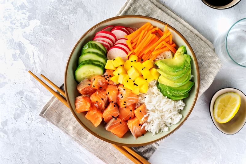 Anstatt komplizierte Sushi-Rollen zu formen, stellen Sie sich einfach eine Sushi-Bowl zusammen. Als Basis wählt man zwischen Sushi-Reis, Quinoa oder Couscous. Neben rohem Lachs (in Sushi-Qualität) kann man je nach Belieben Avocado, Gurke, Edamame, Karotte, Melone oder Kimchi in die Bowl legen. Dazu passen Nori-Blätter, Wasabi, Sojasoße, Koriander sowie Limettensaft. 
