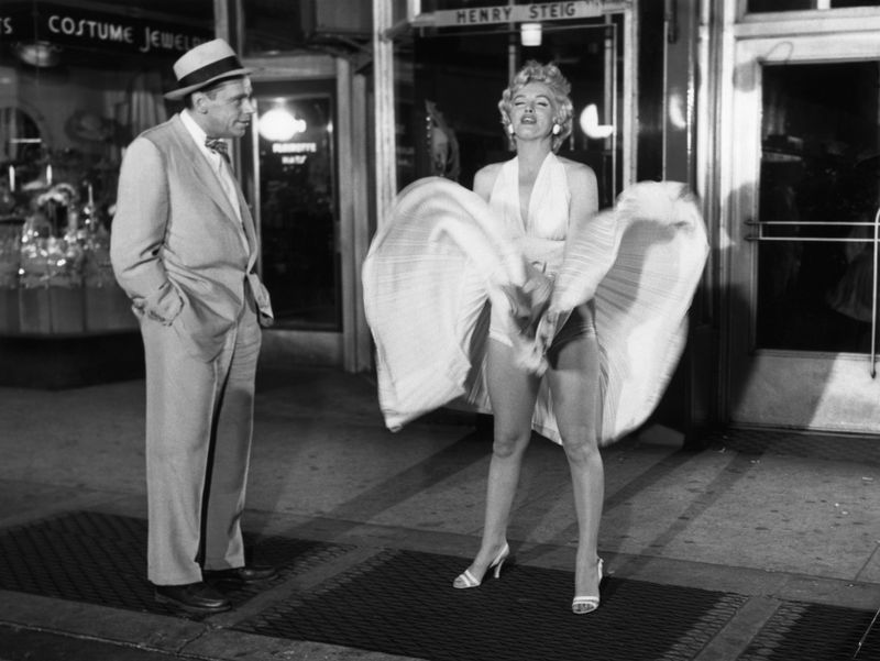 Ein Bild, das die Jahrzehnte überdauert: Marilyn Monroe in ihrer bekanntesten Pose. Billy Wilder drehte die ikonische Szene für seine Komödie "Das verflixte 7. Jahr" (Montag, 6. April, 20.15 Uhr, ARTE), in der die Monroe einem von Tom Ewell gespielten Strohwitwer den Kopf verdreht. Für uns einer der 50 legendärsten Momente der Filmgeschichte ...