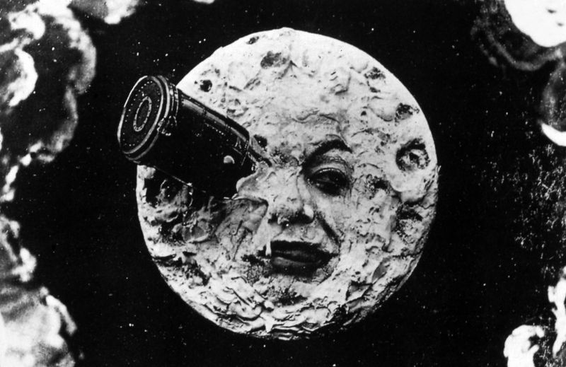 "Die Reise zum Mond" war 1902 einer der ersten Science-Fiction-Filme überhaupt. Kinomagier Georges Méliès schickte in seinem 16-Minüter eine Gruppe Wissenschaftler zum Mond, die mit ihrer Rakete mitten im Auge des Erdtrabanten landeten. Eine der ersten Spezialeffekte der Kinogeschichte, der noch heute bezaubert.