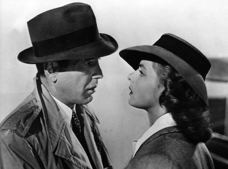 Auch Humphrey Bogarts berühmtes Zitat "Ich seh' dir in die Augen, Kleines" aus "Casablanca" war ein Insider zwischen ihm und Co-Star Ingrid Bergman. Während der Drehpausen brachte Bogart ihr das Pokern bei und sagte den Satz öfter. Nun zitiert ihn die ganze Welt.
