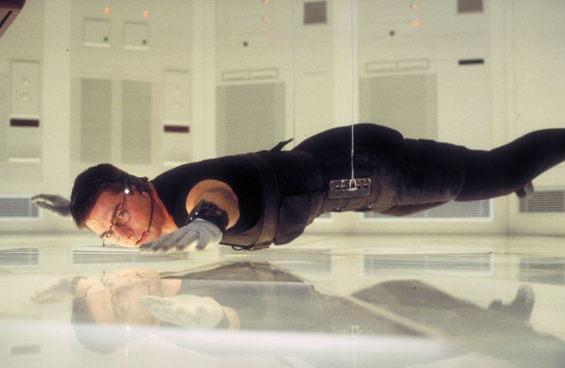 Mit dieser Szene begann alles: Tom Cruise hängt im ersten "Mission: Impossible"-Film an zwei dünnen Stahlseilen über einem berührungsempfindlichen Boden in der CIA-Zentrale in Langley - und ein Schweißtropfen lässt ihn beinahe auffliegen. Ein Spektakel im Kleinen - und voller (Körper)Spannung.