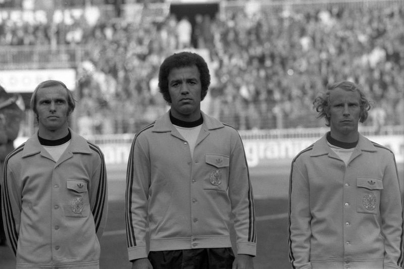 1975 spielte die deutsche Nationalelf gegen Griechenland. Mit dabei war neben Erich Beer (links) und Berti Vogts (rechts) auch Erwin Kostedde (Mitte), der als erster schwarzer Nationalspieler in die deutsche Geschichte einging.


