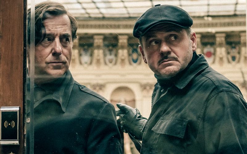 Der Kunstdetektiv von Allmen (Heino Ferch) und sein Butler Carlos (Samuel Finzi) haben es auf eine erotische Sammlung von Meißner Porzellan abgesehen.