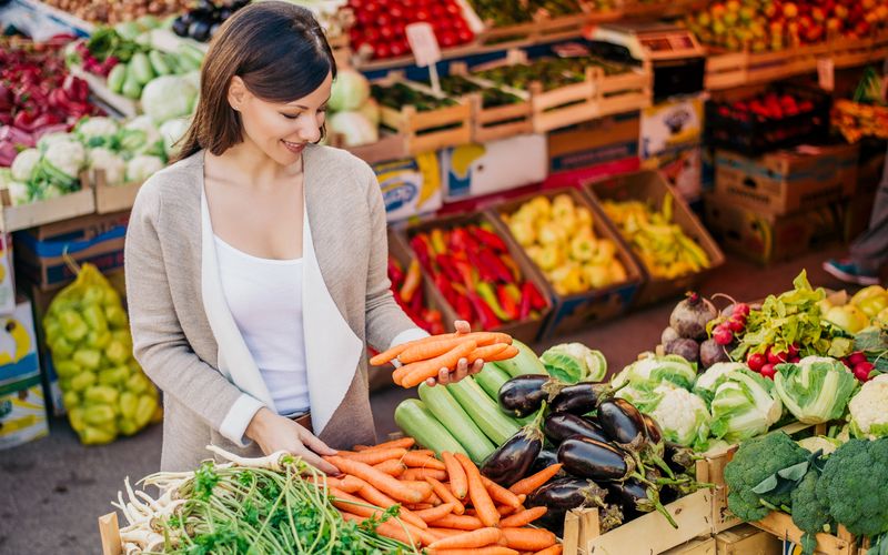 Weniger Fleisch zu konsumieren, ist der erste und wichtigste Schritt, wenn man seinen Lebensstil klimafreundlicher gestalten will. Denn eine ausgewogene Ernährung mit weniger Fleisch und tierischen Produkten erspart dem Weltklima rund 400 Kilogramm CO₂ im Jahr ...