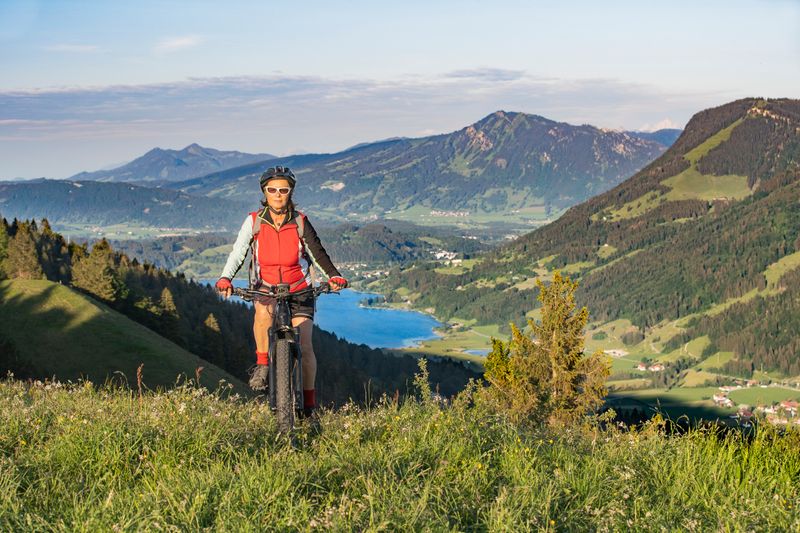 Berglandschaften bieten nicht nur wertvollen Lebensraum für Tiere und Pflanzen, sondern auch eine unglaubliche Naturerfahrung. So bietet jeder Berg und jedes Panorama eine einzigartige Formation mit bizarren Felsen und spektakulären Gipfelregionen - auch in Deutschland. Wir zeigen die schönsten Berge des Landes, die zu einer Wanderung und zum Erholen einladen.
