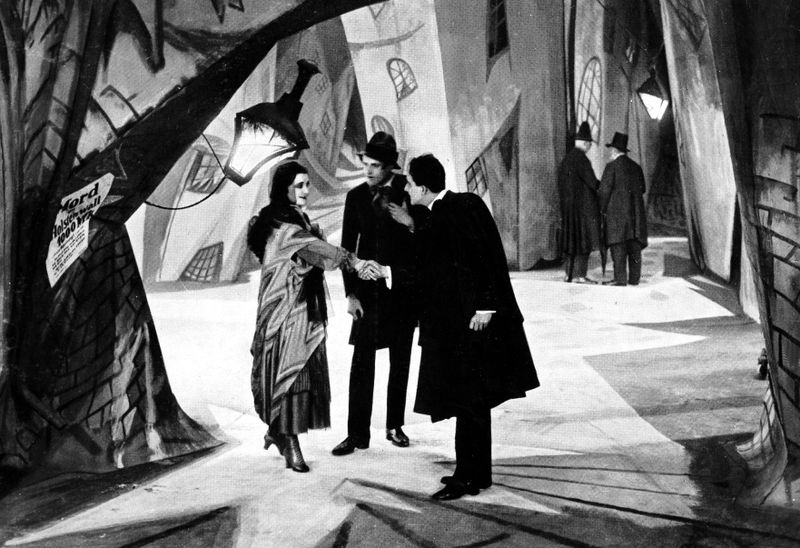 In den 1920er-Jahren war das deutsche Kino das wohl innovativste der Welt. Mit dem Horrorstreifen "Das Kabinett des Dr. Caligari" (1920) drehte Robert Wiene eines der einflussreichsten Werke der Filmgeschichte. "Caligarismus" nannte die Filmwissenschaft später den expressionistischen Stil des Filmemachers aus Breslau. Erzählt wird von einem Hypnotiseur, der einen Schlafwandler nutzt, um Morde zu begehen.