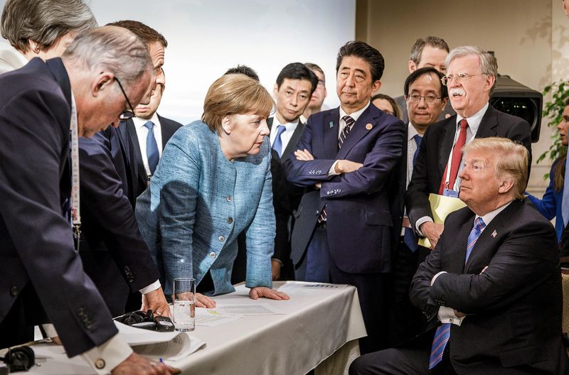 Das Bild von einem in Trotzhaltung isolierten US-Präsidenten Donald Trump (rechts) am Rande der offiziellen Tagesordnung des G7-Gipfels 2018 in Kanada ging um die Welt.