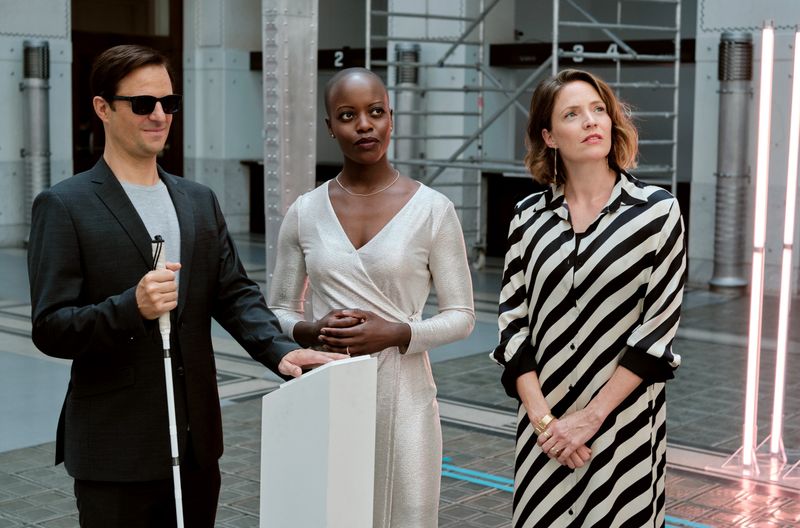 Solveig (Florence Kasumba, Mitte), die Frau eines reichen Bankiers, empfängt Haller (Philipp Hochmair) und seine Schwester Sophie (Patricia Aulitzky) zur Vernissage.