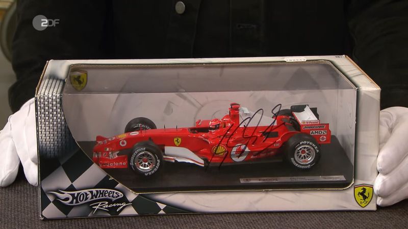 Es war das Modell des Rennwagens aus dem Jahr 2004, wie ihn der Rekord-Weltmeister 2005 gefahren hatte. Das Beste: Michael Schumacher hatte persönlich darauf unterschrieben - sogar auf dem Auto und auf der Verpackung!

