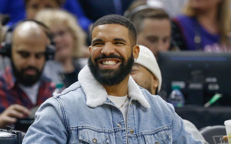 Der kanadische Rapper Drake hat gut lachen: Mit den drei neuen Songs seiner EP "Scary Hours 2" sicherte er sich einen neuen Rekord in den "Billboard" Hot 100.