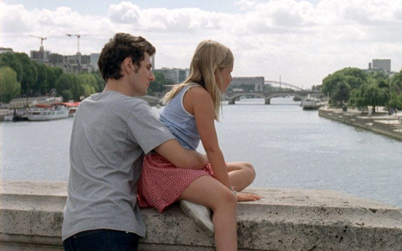 Das Leben geht weiter in Paris, obwohl David (Vincent Lacoste) und Amanda (Isaure Multrier) soeben einen sehr schmerzhaften Verlust haben hinnehmen müssen. Die Trauer schweißt sie zusammen.
