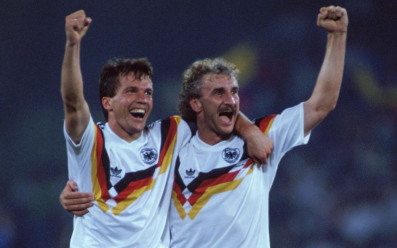 "An einer Weltmeisterschaft teilzunehmen, ist für jeden Fußballer das Größte. Dann sogar Weltmeister zu werden, ist gar nicht zu toppen. Und das auch noch in 'meinem' Stadion." Mit diesen Worten erinnerte sich Rudi Völler (Bild, rechts) im Interview mit dem "Hanauer Anzeiger" an den 8. Juli 1990 in Rom, als Deutschland gegen Argentinien zum dritten Mal in der Geschichte Fußball-Weltmeister wurde. 