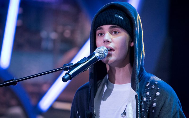 Heute schwimmt er im Luxus, er kennt es aber auch anders: Justin Bieber lebte bei seiner alleinerziehenden Mutter in Stratford in Ontario unter der Armutsgrenze. Den Lebensstandard von damals beschreibt er heute als "schmutzig". Ungern erinnert er sich an die Ausziehcouch, die ihm als Bett diente.