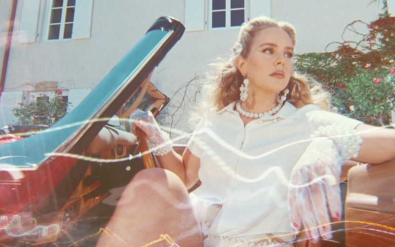 Wenn sie auftritt, fühlt man sich manchmal in die 50-er oder 60-er zurückversetzt, dabei ist sie gerade 40 geworden: Lana Del Rey spielt gerne mit romantischen Bildern, die aber auch ihre dunkle Seite haben. Auch ein Weg, zur Ikone zu werden. Mit ihrer oftmals etwas schwermütigen Musik feiert die Sängerin jedenfalls große Erfolge.