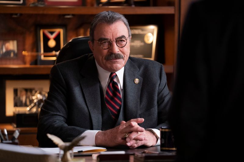 Für viele ist er bis heute "Magnum": Mit der Rolle des Privatdetektivs in der gleichnamigen TV-Serie machte sich Tom Selleck in den 80er-Jahren unsterblich. Inzwischen ist er aber auch als Polizeichef Frank Reagan eine Institution, von 2010 bis 2024 stand der 80-Jährige für die Krimiserie "Blue Bloods" (Bild) vor der Kamera.