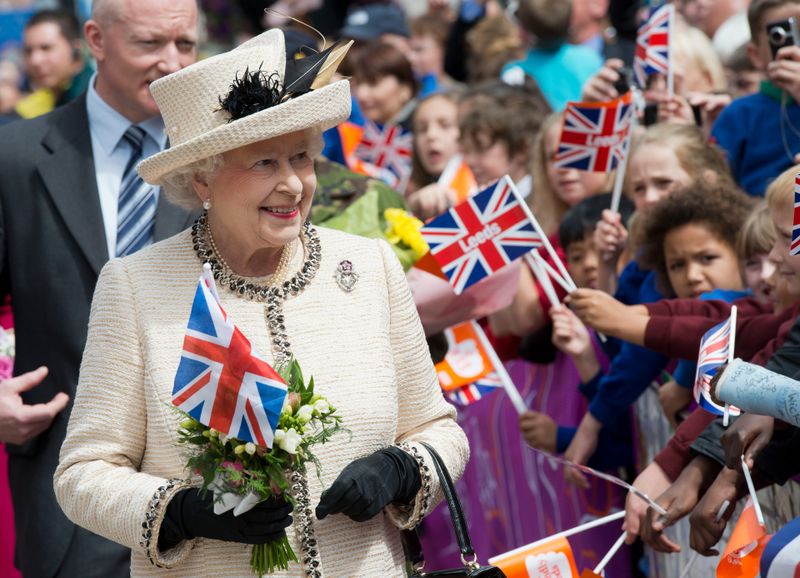 Als "zeitlos" wird der Stil und das öffentliche Auftreten von Queen Elizabeth II in der Dokumentation beschrieben.
