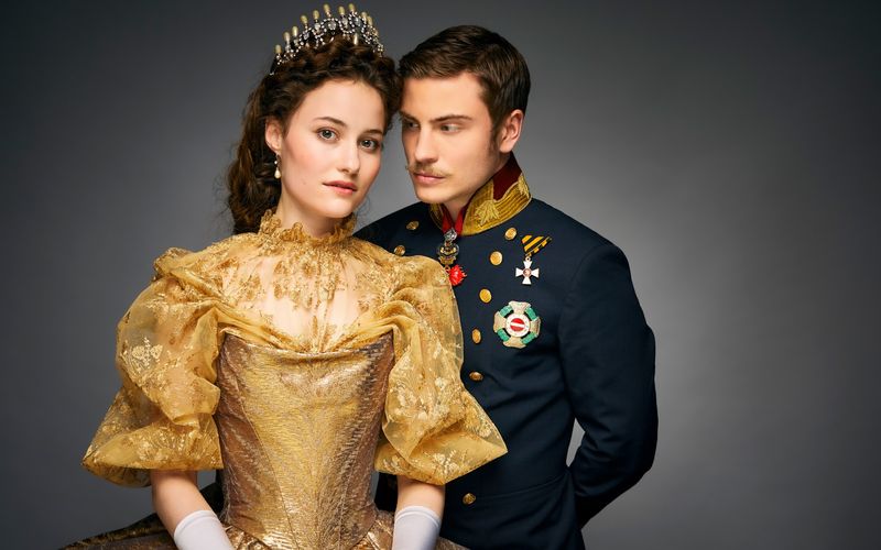 Sisi (Dominique Devenport) und Franz (Jannik Schümann) sind ein wahres Kult-Paar. Die TVNOW-Serie "Sisi" will nun die Liebesgeschichte der jungen Monarchen erzählen.