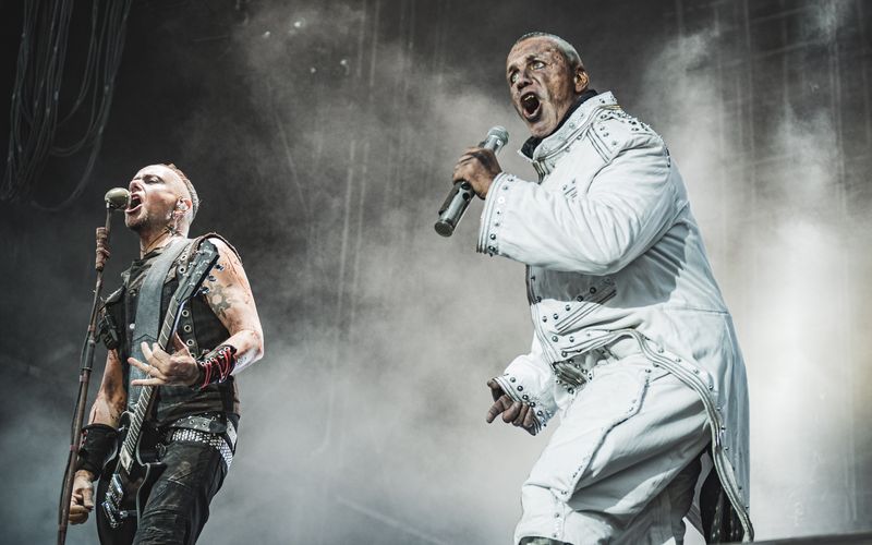 Rammstein steht für Spektakel auf der Bühne, doch auch 2021 wird es für Gitarrist Richard Kruspe (links) und Sänger Till Lindemann nichts mit der geplanten Stadion-Tour durch Europa - 2022 soll es aber klappen.