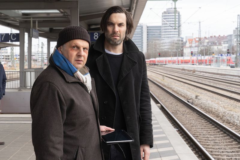 Die Kommissare Anton Simhandl (Gerhard Wittmann, links) und Lukas Laim (Max Simonischek) verfolgen ein Handysignal. Es kommt aus einem Papierkorb am Ostbahnhof. 