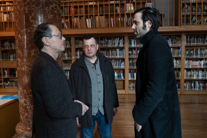 Die Kommissare Anton Simhandl (Gerhard Wittmann, Mitte) und Lukas Laim (Max Simonischek, rechts) befragen Bernd Moers (Peter Knaack) zu einem konspirativen Treffen am Ammersee.