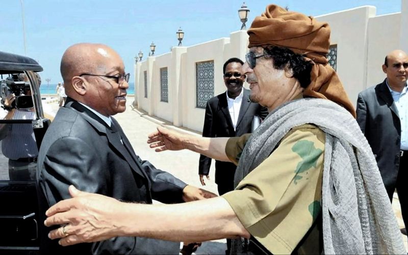 Als Staatsoberhaupt Libyens pflegte Muammar al-Gaddafi (rechts) allerbeste Kontakte mit Südafrika. Verbunden war er unter anderem mit Jacob Gedleyihlekisa Zuma, Mitglied des ANC und ehemaliger Präsident Südafrikas.