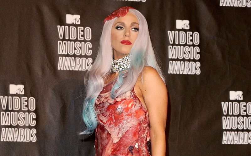 Egal, ob auf roten Teppichen oder in ihren Musikvideos: Lady Gaga setzt immer wieder modische Ausrufezeichen - und wenn es den Betrachter irritiert, umso besser! Zum Kinostart von "House of Gucci" (2. Dezember) sehen Sie hier die aufsehenerregendsten Auftritte und schrillsten Outfits von Lady Gaga.