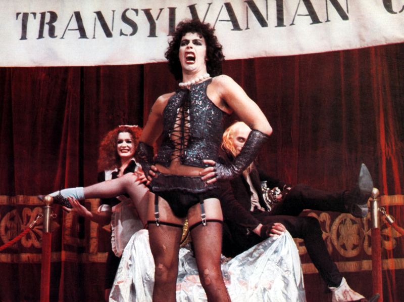 Seit fast 50 Jahren zeigt ein kleines Münchner Kino jede Woche "The Rocky Horror Picture Show" (1975) - völlig zurecht. Denn Jim Sharmans Verfilmung des ein Jahr zuvor erstmals gespielten Musicals von Richard O'Brien reißt noch heute mit - dank Songs wie "Time Warp" und einem genialen Tim Curry als außerirdischer Transvestit Frank N. Furter. Also: Popcorn und Klopapierrollen bereithalten und Film ab.