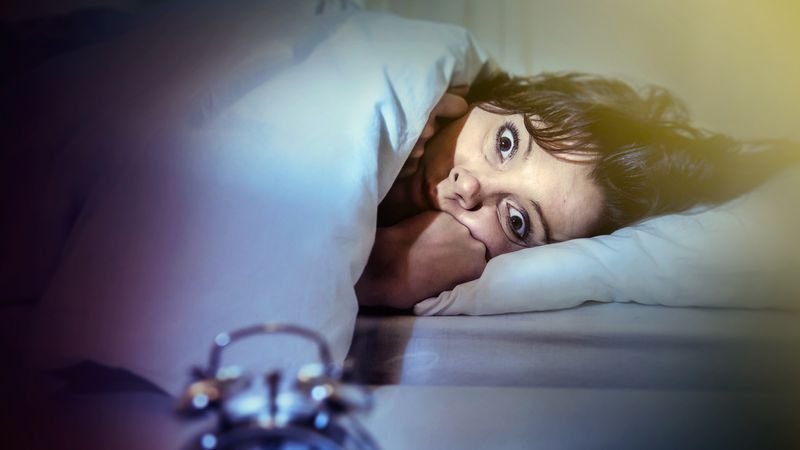 Zum Glücklichsein brauchen Sie Schlaf und das nicht zu wenig. Doch was kann man tun, wenn die Schlaflosigkeit zu einer dauerhaften Insomnie wird? Woher stammt die Schlafstörung und wie können Sie sie wieder loswerden? Im Video finden Sie mögliche Gründe für Ihren schlechten Schlaf und was Sie dagegen tun können ...
