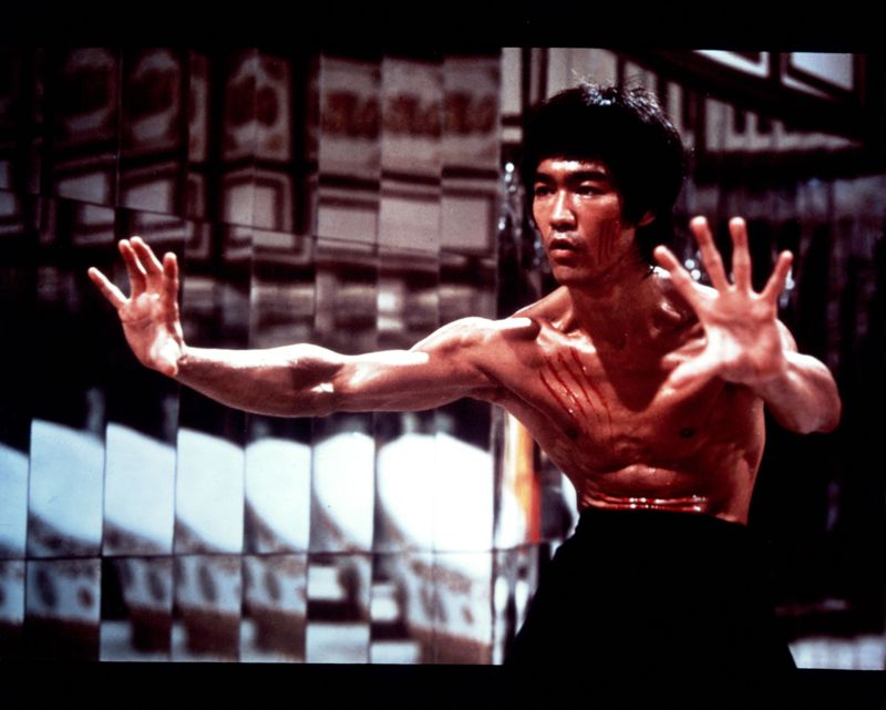 Bruce Lee überlebte die Arbeit von "Der Mann mit der Todeskralle" nicht. Aufgrund eines Hirnödems und eines epileptischen Anfalls brach er in den Gängen des Studios in Hongkong zusammen. Wenige Wochen später starb die Martial-Arts-Ikone im Alter von nur 32 Jahren. Änderungen am Film waren keine mehr nötig, die Dreharbeiten waren längst beendet. Sechs Tage, nachdem Lee am 20. Juli 1973 starb, feierte der Filmklassiker in Hongkong Weltpremiere. 

