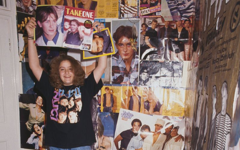Wer sich heute nicht mehr vorstellen kann, wie das damals war mit dem Hype um Take That: Das Bild zeigt das Jugendzimmer eines Fans im Jahr 1993. Oben, unten, links, rechts, alles zugepflastert mit Postern. Poster, die wahrscheinlich irgendwann in rasender Verzweiflung von der Wand gerissen wurden ...