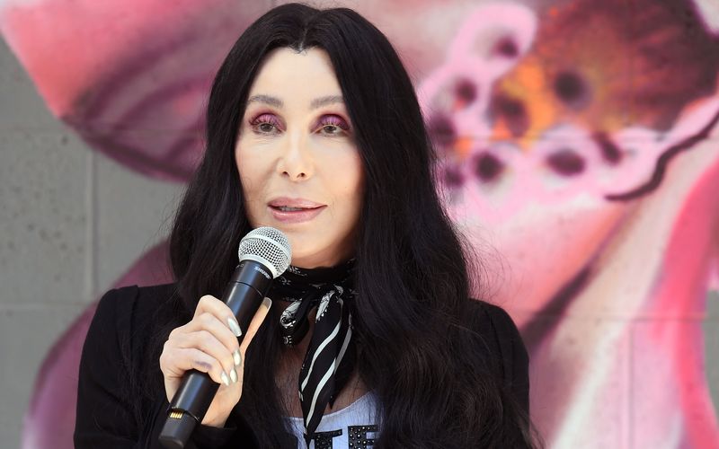 Mit einem Tweet über George Floyd sorgte Cher für Aufregung. Nun entschuldigte sich die Pop-Legende dafür.