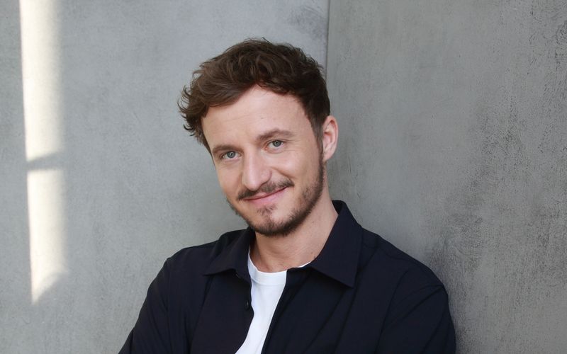 Tommi Schmitt ist seit längerem als Autor fürs Fernsehen aktiv. Unter anderem schrieb der 32-Jährige Gags für die Formate "TV total", "LUKE! Die Woche und ich" und "Late Night Berlin". Mit seiner neuen Personality-Show "Studio Schmitt" (ab Donnerstag, 8. April, 22.15 Uhr, ZDFneo) wagt der Erfolgspodcaster nun den Schritt vor die Kamera.