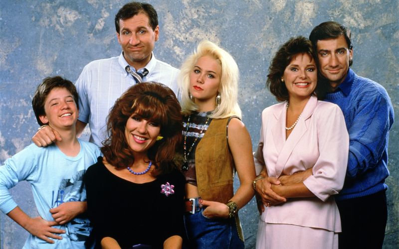 Ein erfolgloser Schuhverkäufer, der sich tagtäglich mit den Marotten seiner missratenen Kinder und Ehefrau herumschlagen muss: Die US-Sitcom "Eine schrecklich nette Familie" machte die Darstellerinnen und Darsteller zu Kult-Stars. Die Galerie zeigt, was sie heute machen.