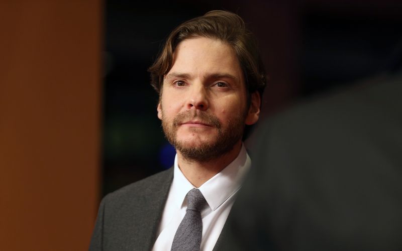 Der deutsche Schauspieler Daniel Brühl versetzt als Gegenspieler von Marvel-Held Captain America die Fans normalerweise in Angst und Schrecken. Ein Tanz-Clip des Schurken sorgte nun jedoch für Begeisterung.