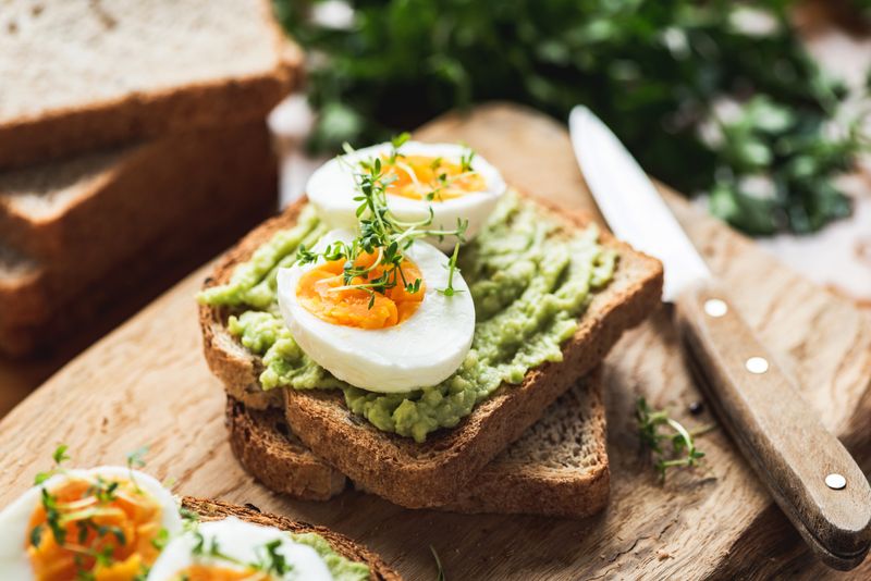 Toastbrot klingt langweilig, nährstoffarm und ungesund? Das muss nicht sein, denn Toastbrot bietet sich als tolle Grundlage für kreative und geniale Rezeptideen an. Und das nicht nur für Studenten ohne Budget oder ungeübte Koch-Neulinge. Denn mit der richtigen Zubereitung und leckeren Toppings wie Avocado, Tomate, Lachs, Schinken oder auch Rote Bete wird Toast zum puren Genuss.