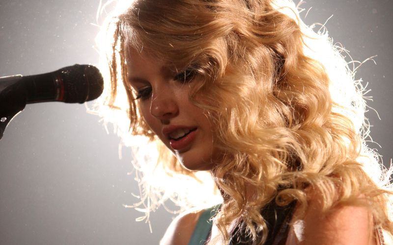 Mal in sich gehen, zurückblicken, die alte Arbeit mit neuen Augen sehen: Das ist bei Taylor Swift eher nicht passiert. Trotzdem veröffentlicht sie jetzt eine neue Version ihres 2008er-Albums "Fearless".