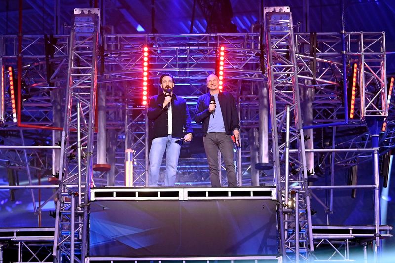 Die Moderatoren Frank "Buschi" Buschmann (rechts) und Jan Köppen konnten das Ziel aller Ninja-Träume einfach erklimmen, die 32 Athleten mussten über zwei Vorrunden fighten, um an den Power-Tower vorzudringen. Das Mikro-Duo war teilweise regelrecht sprachlos. "Wir machen Spökes wie Walldorf & Stadler, aber unsere Anerkennung könnte nicht größer sein."