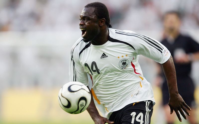 Ex-Nationalspieler Gerald Asamoah berichtet im Amazon-Dokumentarfilm "Schwarze Adler" von seinen Erfahrungen als schwarzer Fußballprofi in Deutschland.