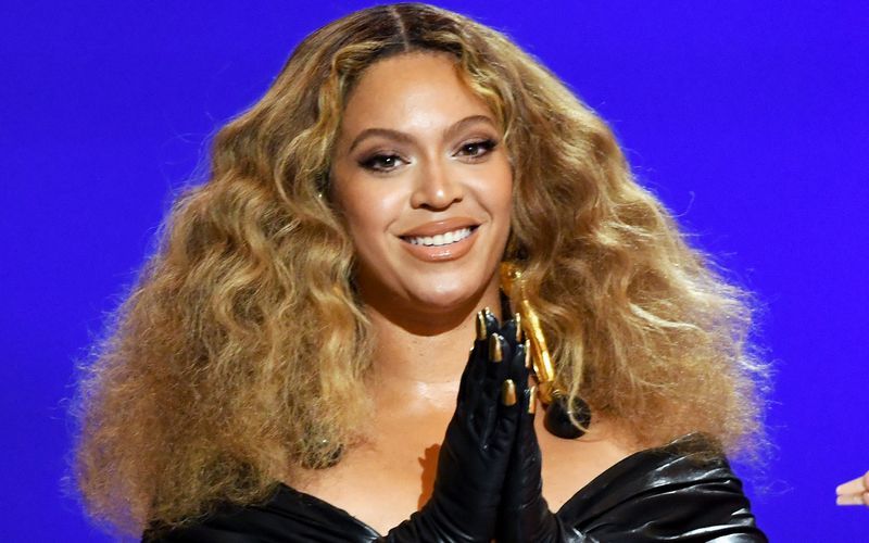 Bei der Grammy-Verleihung 2021 räumte Beyoncé einmal mehr ab, sie holte sich vier Trophäen, keine Musikerin gewann mehr Musikpreise als sie. Kurzum: Beyoncé ist quicklebendig. Dabei soll sie 2015 angeblich gestorben sein: Wie unsere Galerie zeigt, ist die Sängerin nicht der einzige Promi, der fälschlicherweise für tot erklärt wurde ...