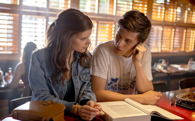 Claire (Kate Mara) ist Anfang 30, Lehrerin und vermeintlich glücklich verheiratet. Als sie den 17-jährigen Eric (Nick Robinson) kennen lernt, ändert sich alles.
